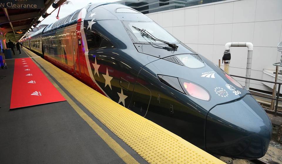 Amtrak hat gerade einen patriotischen Zug mit einer Höchstgeschwindigkeit von 160 mph zum 250. Jahrestag der USA vorgestellt – und du kannst ihn diese Woche in NYC sehen