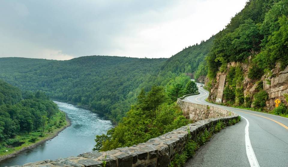 Diese kurvenreiche Straße entlang der Klippen gilt als eine der landschaftlich reizvollsten Strecken in New York – mit atemberaubenden Ausblicken auf den Fluss, scharfen Bergkurven und Panoramablicken