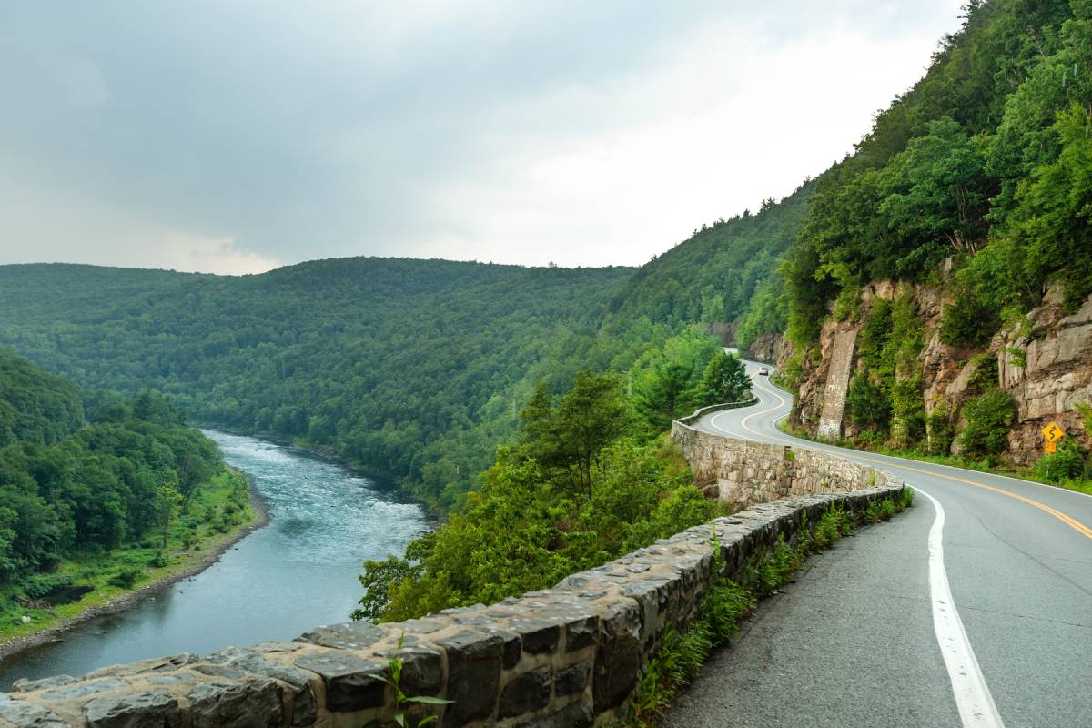 This winding cliffside road is being called one of NY's most scenic drives — with jaw dropping river overlooks, sharp mountain curves, & panoramic views