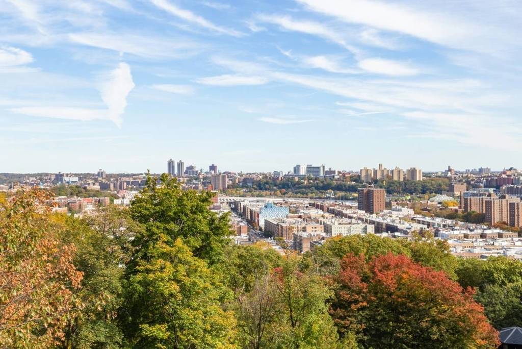 10 quartieri dove i newyorkesi che guadagnano 100.000 dollari possono ancora vivere comodamente — se sono disposti a fare questo unico compromesso