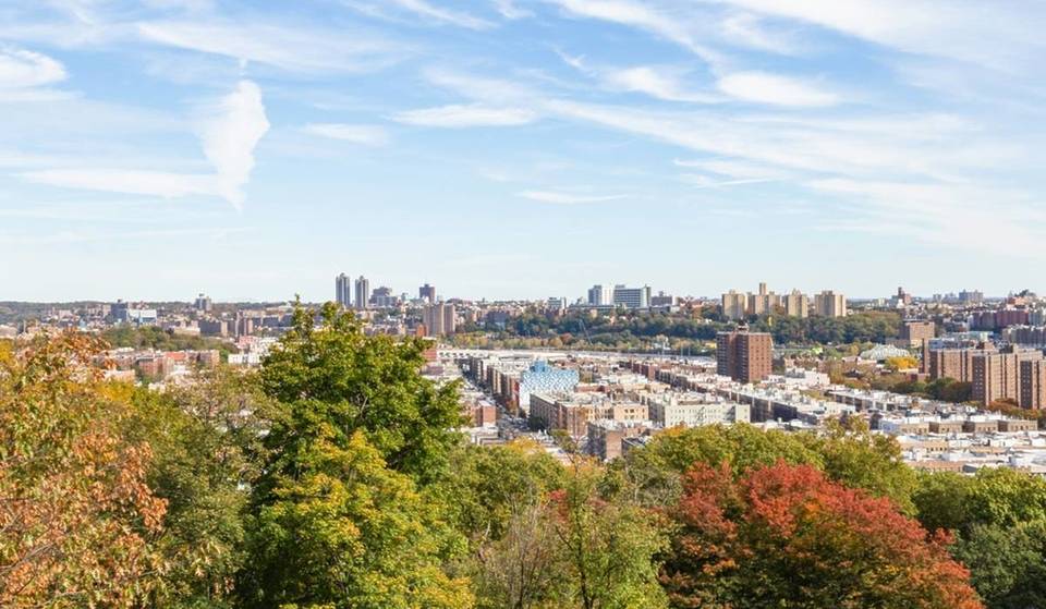 10 buurten waar New Yorkers die $100.000 verdienen nog steeds comfortabel kunnen wonen — als ze bereid zijn deze ene afweging te maken