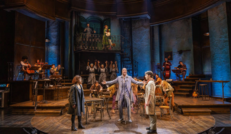 Le Rockefeller Center accueille ce printemps des spectacles de Broadway gratuits en plein air : Hadestown, MJ: The Musical, The Great Gatsby, et bien d’autres encore