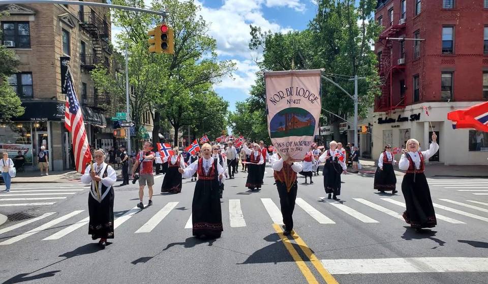 20 pâtés de maisons de Bay Ridge seront fermés à la circulation ce dimanche pour un immense festival de rue norvégien — avec des chars vikings, de la musique, des costumes traditionnels et bien plus encore