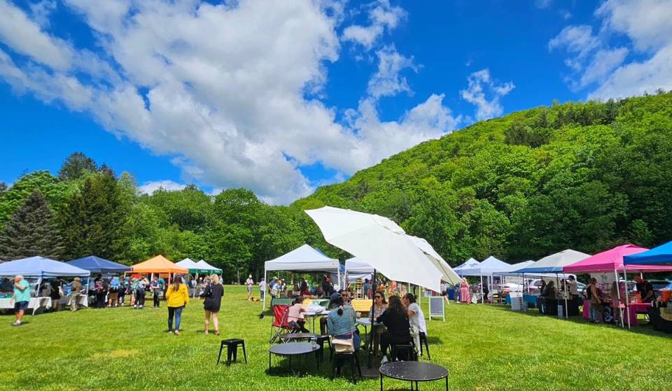 La région des Catskills, dans le nord de l&rsquo;État de New York, abrite un marché fermier pittoresque comptant 20 stands, niché au pied d&rsquo;un sentier de randonnée — avec les meilleurs produits fermentés artisanaux de la région et des vues imprenables sur les montagnes