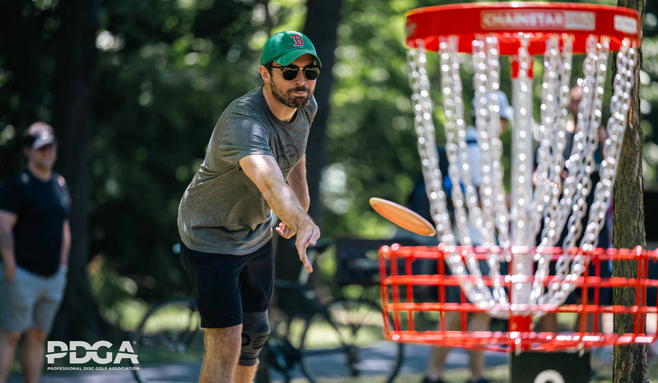 De enige permanente discgolfbaan van NYC ligt in Highland Park en is 100% gratis toegankelijk — en deze lokale non-profitorganisatie heeft als missie om de sport naar alle 5 de stadsdelen te brengen