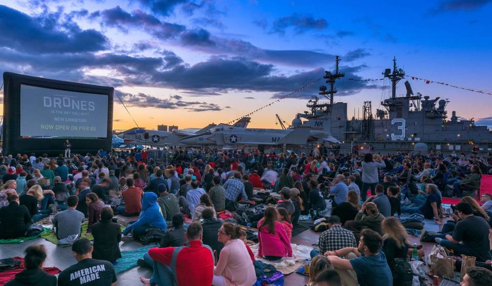 Diesen Sommer kannst du dir in NYC kostenlose Open-Air-Filme auf dem riesigen Flugzeugträger aus dem Zweiten Weltkrieg ansehen