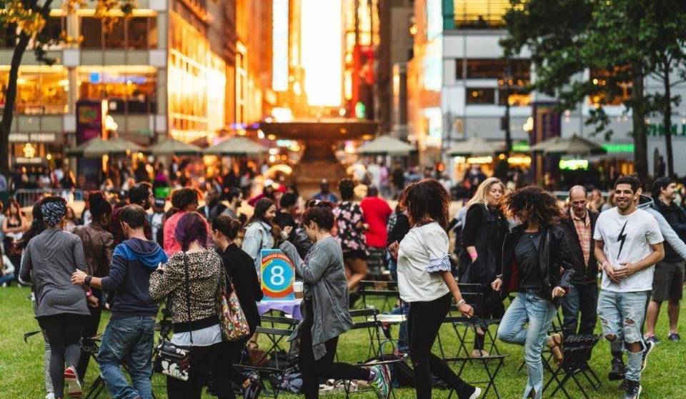 Il gigantesco gioco gratuito delle sedie musicali di Bryant Park torna domani: guarda centinaia di adulti che si contendono gadget gratuiti e un fantastico primo premio