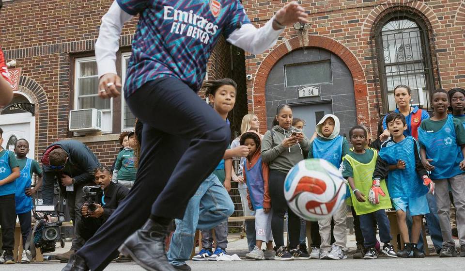 New York lance un « Neighborhood Passport » entièrement gratuit pour la Coupe du monde 2026, qui te permettra de débloquer des tampons conçus par des artistes et de participer à des fêtes de quartier épiques, de Little Senegal à Flatbush