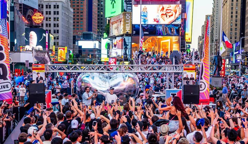 Bijna 100 gratis openluchtconcerten en evenementen veroveren Times Square voor een gigantisch zomerfestival – verrassende pop-ups, dj-sets, danslessen en meer