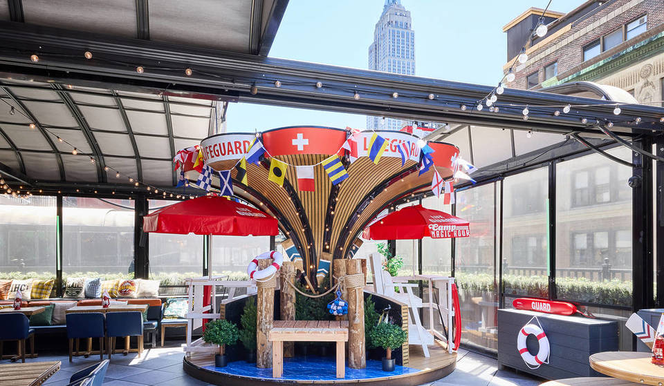 Quest’estate, il rooftop più grande di New York, aperto tutto l’anno, si trasforma in un enorme campo estivo retrò con vista mozzafiato sull’Empire State Building
