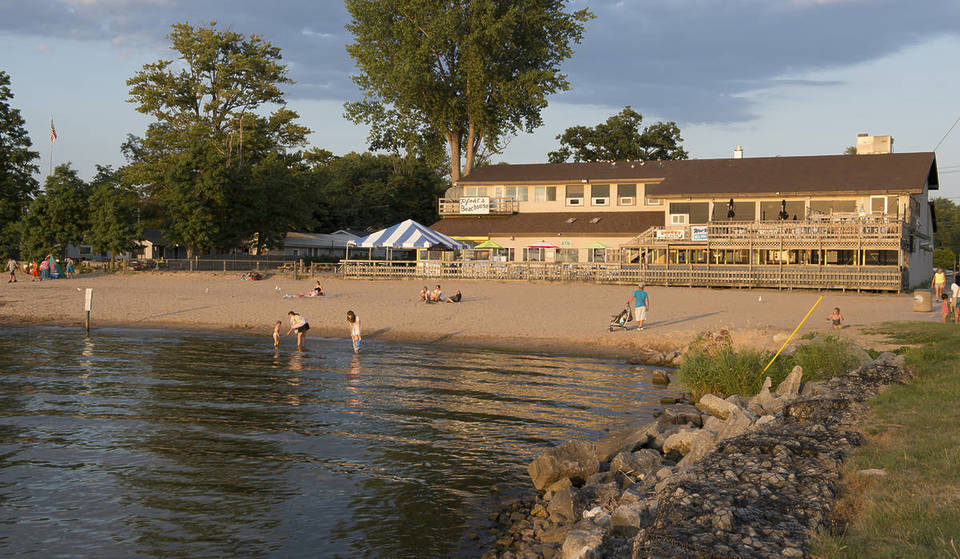 Il più grande lago interno di New York si estende per quasi 80 miglia quadrate — e le sue immense spiagge sabbiose aprono finalmente questo sabato per il weekend del Memorial Day