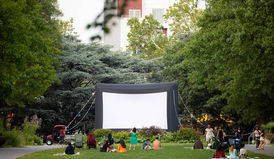 NYCs üppigster, 39 Hektar großer botanischer Garten verwandelt sich diesen Sommer in ein Open-Air-Kino mit Tickets für 6 Dollar und exklusivem Zugang nach Feierabend