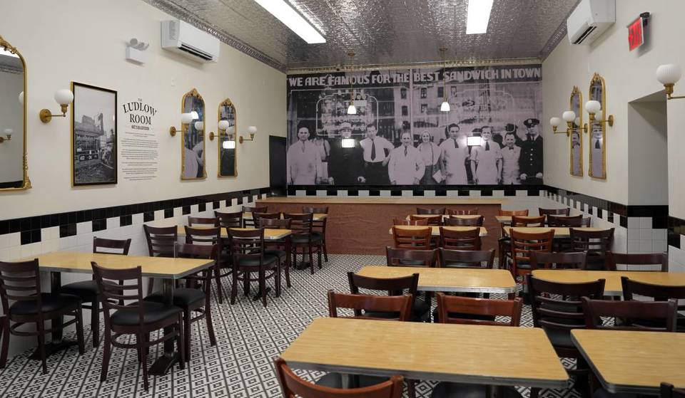 Na bijna 80 jaar heropent Katz’s Deli zijn ‘geheime’ eetzaal, verborgen in het monumentale pand in de Lower East Side