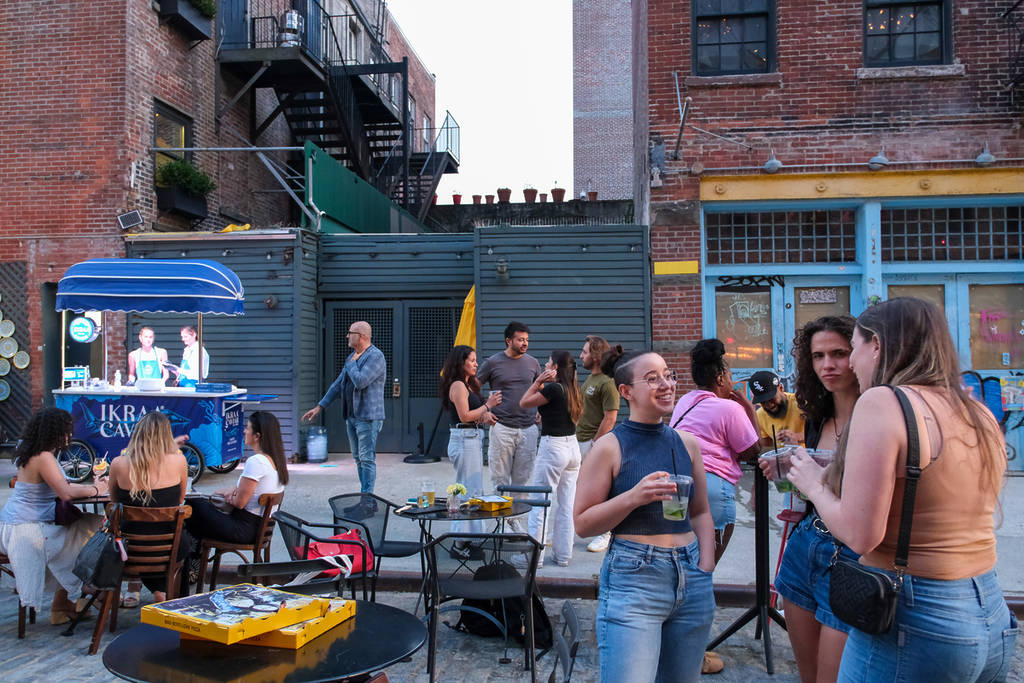 Manhattans Meatpacking District verwandelt sich diesen Sommer in ein riesiges autofreies Kulturzentrum – komplett mit einem „Summer of Soccer“-Fest und Public Viewings zur Weltmeisterschaft