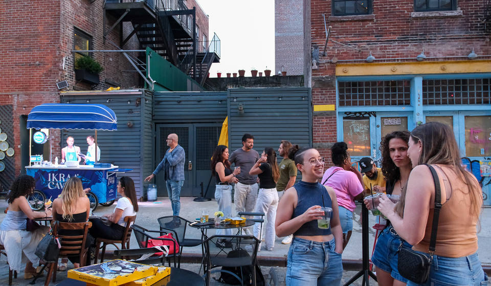 Il Meatpacking District di Manhattan si sta trasformando in un enorme centro culturale senza auto quest’estate, con tanto di festival “Summer of Soccer” e feste per seguire i Mondiali