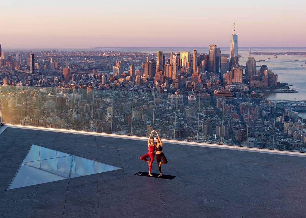 Sky-High Yoga en Edge