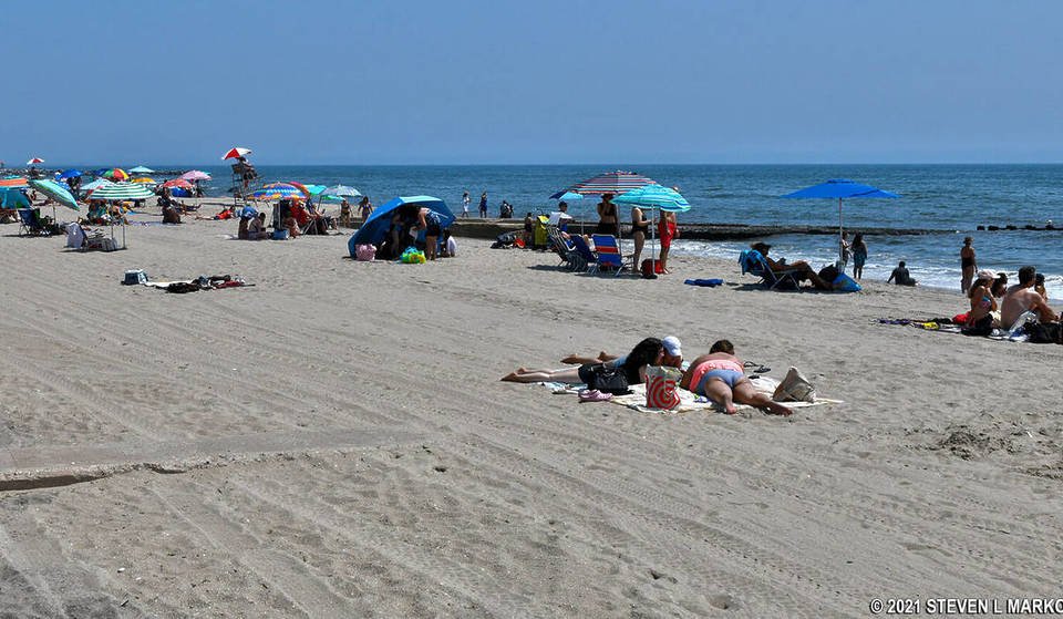 Questo tratto di sabbia fuori dai circuiti turistici nel Queens è una tranquilla alternativa alle classiche spiagge cittadine, con sentieri tra la boscaglia costiera e una vista a 360 gradi sullo skyline di Manhattan