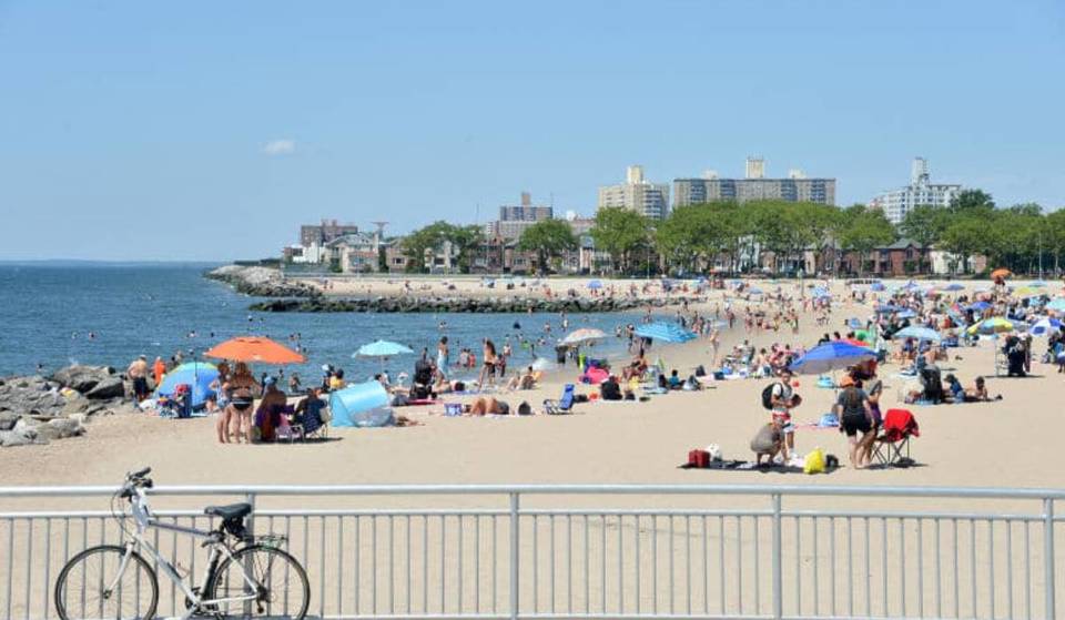 Dieser ruhige, beschauliche Strand in Brooklyn ist das ultimative Ziel für ein Wochenend-Barbecue – und er öffnet dieses Wochenende