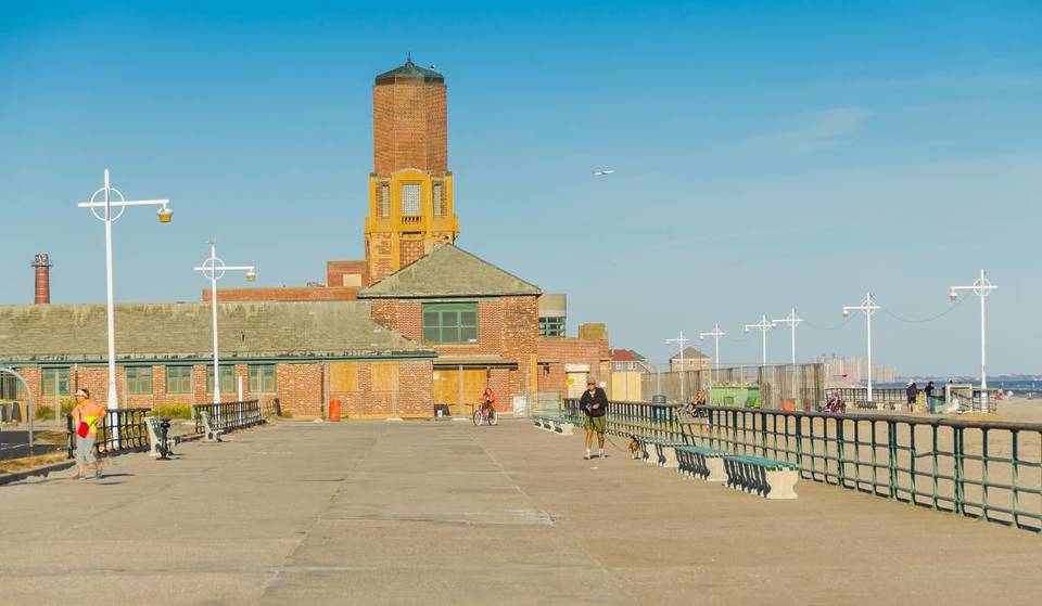 Après 54 ans, New York rouvre enfin cet été l’immense établissement de bains de 3 700 m² situé à « The People’s Beach »
