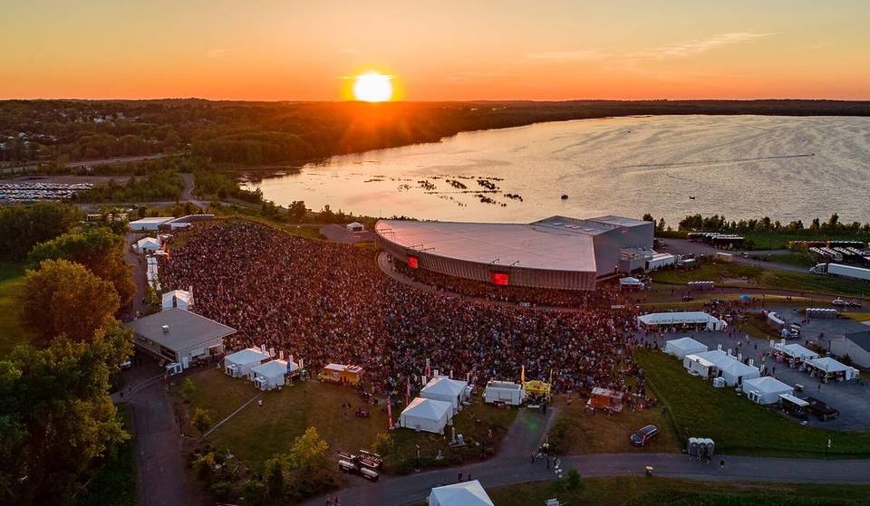 Dieses Amphitheater mit 17.500 Plätzen im Upstate New York lässt sich buchstäblich mit dem Boot erreichen – und es veranstaltet diesen Sommer eine riesige Jubiläumssaison zum 10-jährigen Bestehen