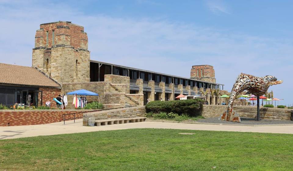 Après 17 ans, cette piscine et ces bains publics emblématiques des années 1930, situés en bord de mer près de New York, rouvrent leurs portes après une restauration colossale de 100 millions de dollars