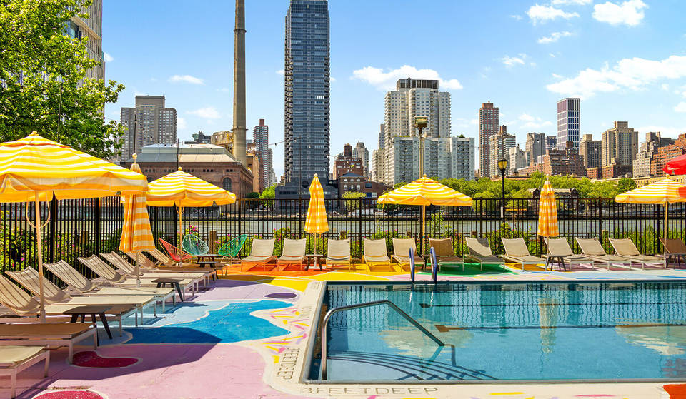 NYCs lebhaftester Pool am Wasser liegt versteckt auf einer abgelegenen Insel – mit 360°-Blick auf die Skyline, Lounge-Terrassen und einer riesigen 60-Fuß-Schwimmbahn