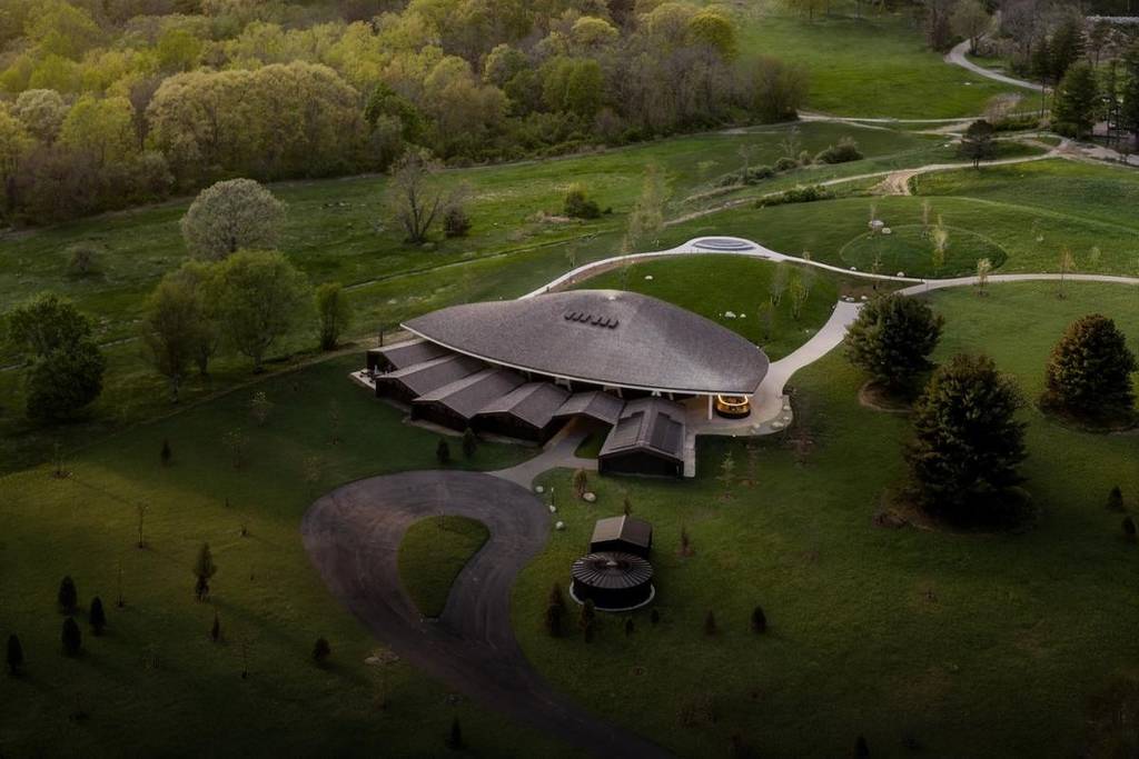 À seulement 96 km de New York : après six ans de préparation, Hudson Valley inaugure enfin cet été son immense campus théâtral de 39 hectares