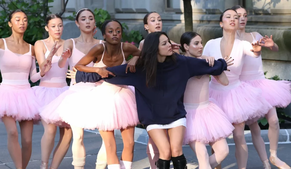 Dreharbeiten in den Straßen von Uptown NYC: Olivia Rodrigo dreht ein Musikvideo zu „The Cure“ vor der Veröffentlichung ihres Albums am 12. Juni