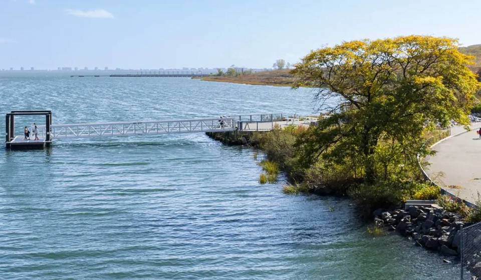NYCs größter State Park war jahrzehntelang für die Öffentlichkeit gesperrt – jetzt ist er ein weitläufiges Rückzugsgebiet am Wasser mit 407 Hektar Wanderwegen, kostenlosem Fahrradverleih, geheimen Feuchtgebieten und Panoramablick auf die Skyline