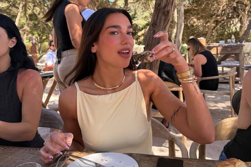 Dua Lipa lança seu guia pessoal de Nova York no Google Maps — com 12 listas selecionadas, lojas vintage do Brooklyn e o hambúrguer mais icônico do West Village