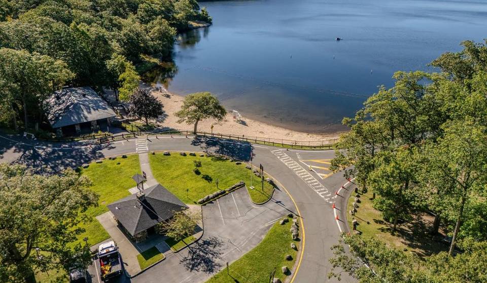 Nur eine Stunde von NYC entfernt: Dieser unberührte Bergseestrand, versteckt in sanften, bewaldeten Hügeln, ist der perfekte Sommerausflug – mit kristallklarem Wasser, Bergblick und Waldwegen