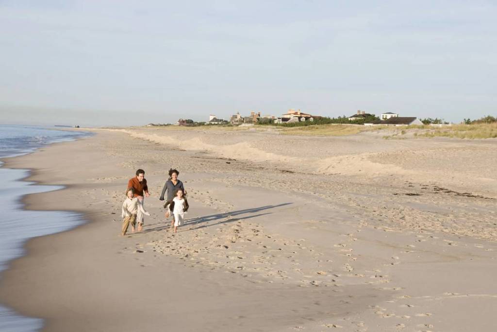 ‘America’s best beach’ is located in New York, just a short, scenic train ride from Manhattan — famous for its white sand, crystal-clear water, and Gilded Age mansions