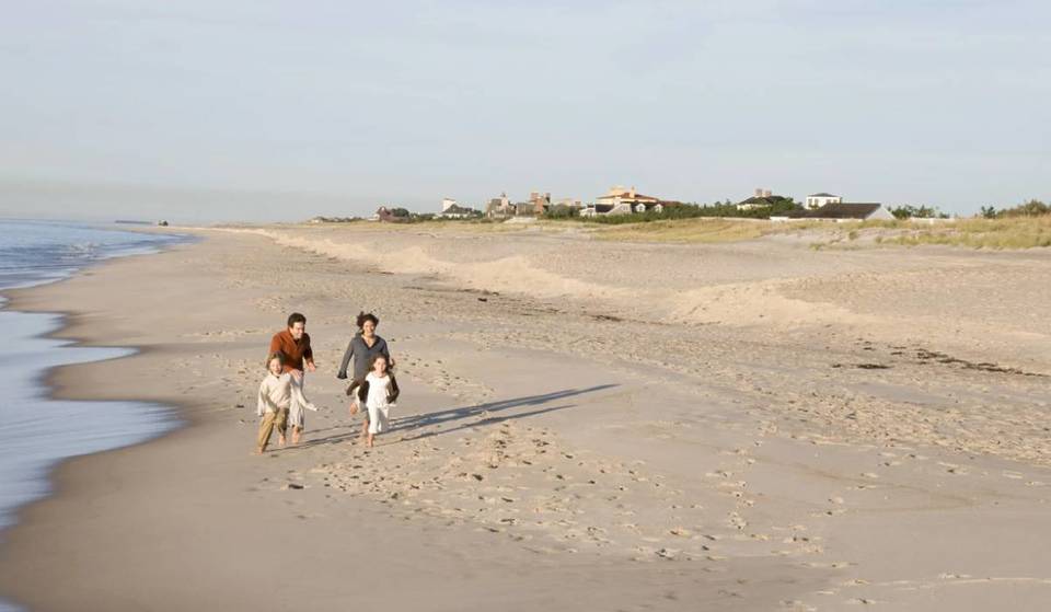 Der beste Strand Amerikas für 2025 liegt tatsächlich in New York – nur eine malerische Zugfahrt von Manhattan entfernt, zu beeindruckenden Dünen und Anwesen aus dem Gilded Age.