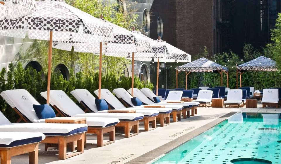 Um dos passes para piscinas privadas mais acessíveis de Nova York fica bem no alto do centro da cidade — com uma enorme piscina aquecida, mais de 50 espreguiçadeiras elegantes e cabanas privativas de luxo