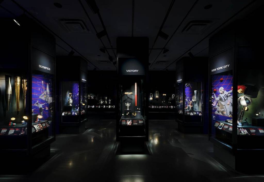 A exposição “For the Win” apresenta mais de 70 objetos que definem a grandeza atlética, abrangendo mais de 15 esportes e quase 150 anos de história.