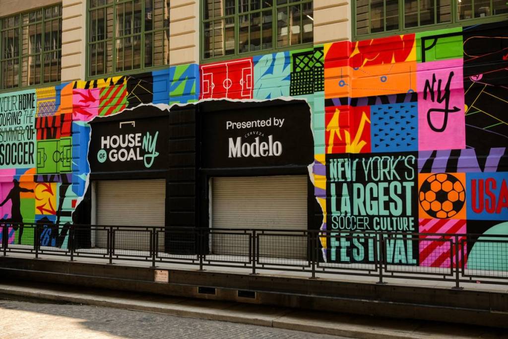 Foto lateral de la fachada de la tienda pop-up House of GOAL en Nueva York