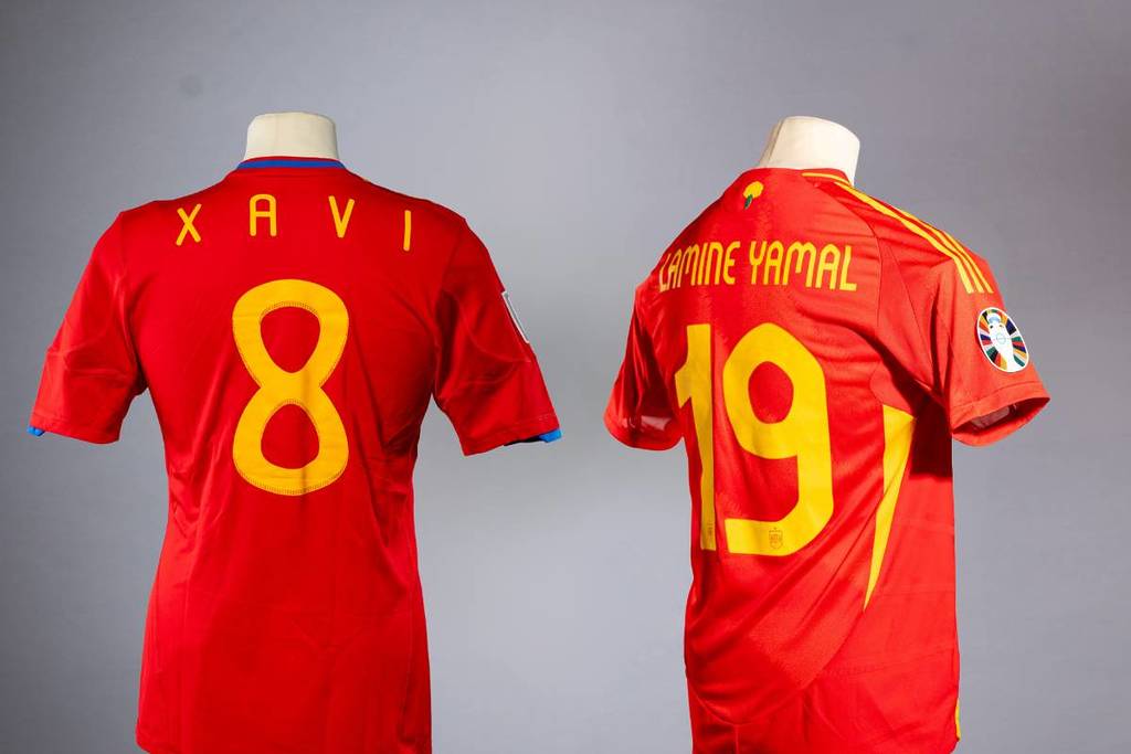 Camisas de Lamine Yamal e Xavi Alonso