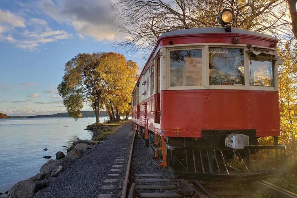 La «pequeña cápsula del tiempo» de Nueva York está a solo 2 horas de la ciudad de Nueva York: esta encantadora localidad del valle del Hudson cuenta con un tranvía histórico de los años 20 que te permite explorar tiendas de toda la vida, calles pintorescas y la orilla del río Hudson por solo 10 dólares.