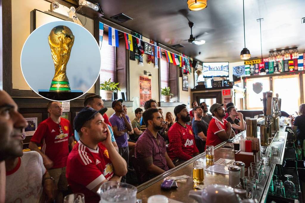 trofeo de la Copa del Mundo y bar de fútbol
