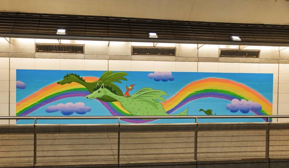 Een mysterieuze kunstenaar heeft de metro van NYC stiekem omgetoverd tot een enorm, reclamevrij doek vol liefde