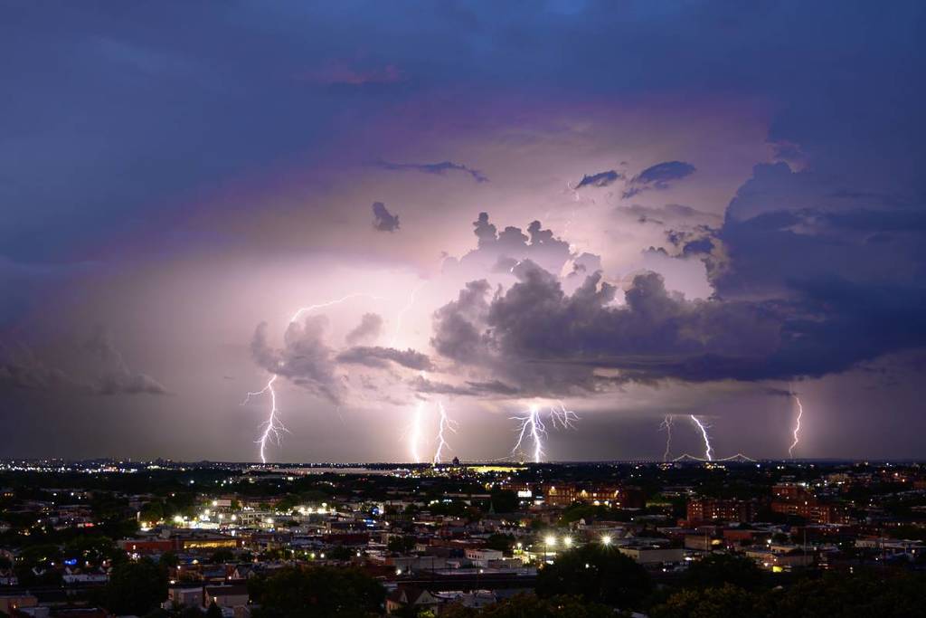 Condizioni meteorologiche pericolose si stanno dirigendo verso New York questa settimana, portando un caldo da 100 gradi, possibili tornado, grandinate, inondazioni improvvise e raffiche di vento fino a 70 mph
