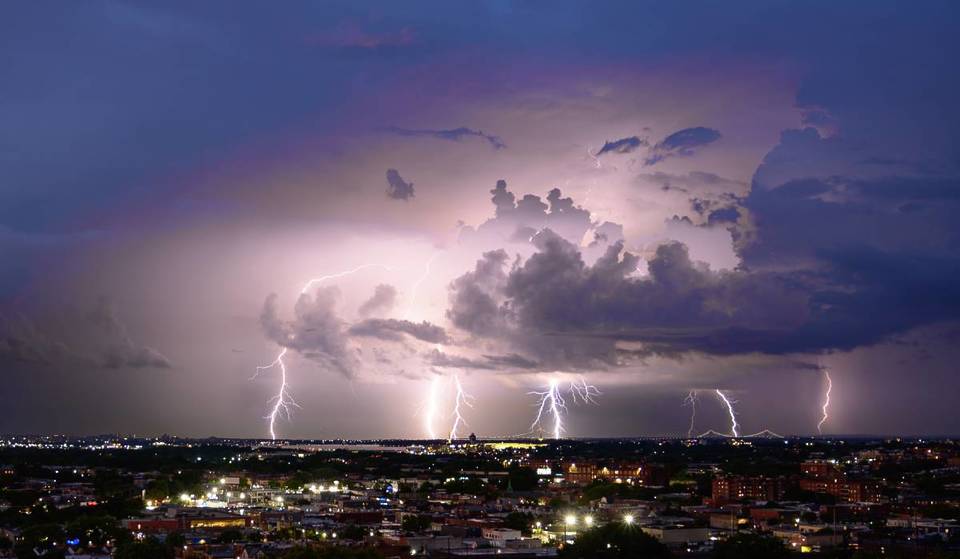 Condições climáticas perigosas estão se aproximando de Nova York esta semana, trazendo calor de 38 °C, possíveis tornados, tempestades de granizo, enchentes repentinas e rajadas de vento de até 113 km/h