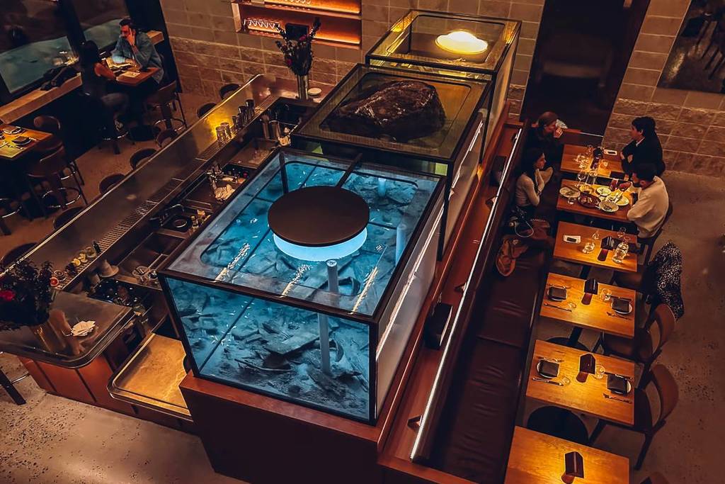 Eine der neuesten Eröffnungen in Williamsburg bietet ein riesiges lebendes Aquarium hinter der Bar – und ist heimlich mit einer Galerie für moderne Kunst verbunden