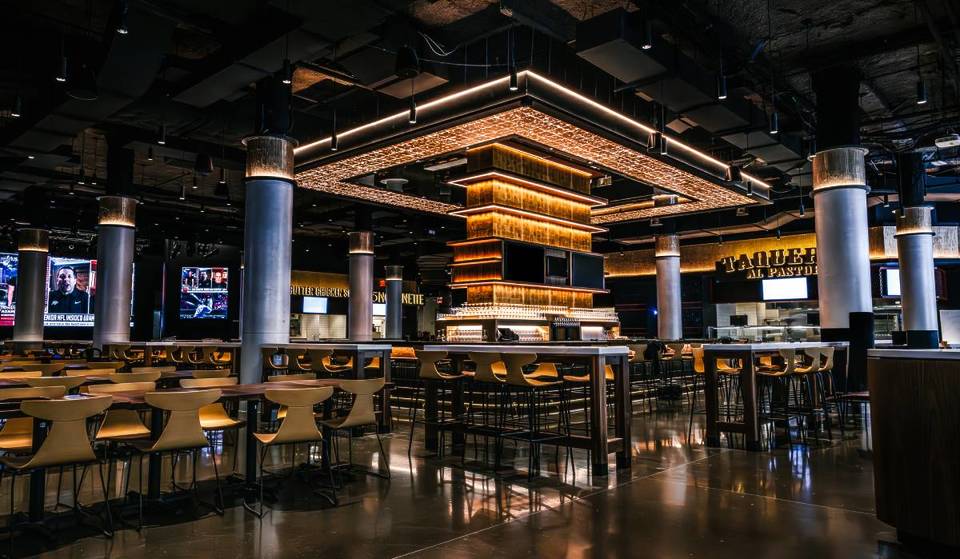 Este mes de junio se inaugura un espacio gastronómico de más de 3250 metros cuadrados en un edificio emblemático de Nueva York, con la cinta transportadora de queso más grande del mundo, 14 conceptos gastronómicos y horario nocturno.