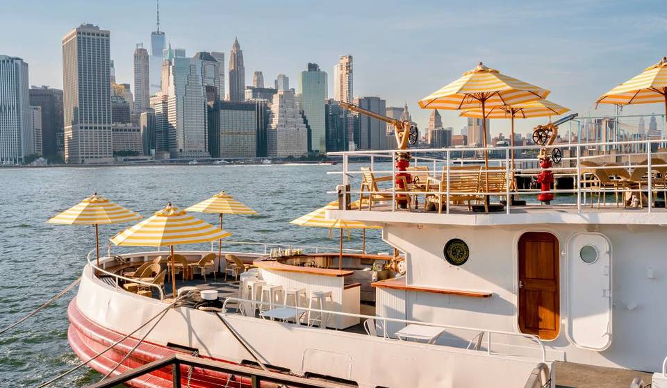 Este barco de bomberos del FDNY de los años 60, ya retirado, acaba de transformarse en un bar flotante en Brooklyn, con mangueras de bomberos convertidas en grifos de bebidas y aperitivos de inspiración caribeña