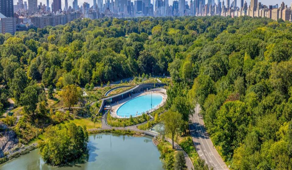 Na een renovatie van $160 miljoen heeft Central Park zojuist zijn enorme openluchtzwembad van 285 voet heropend — en de toegang is helemaal gratis