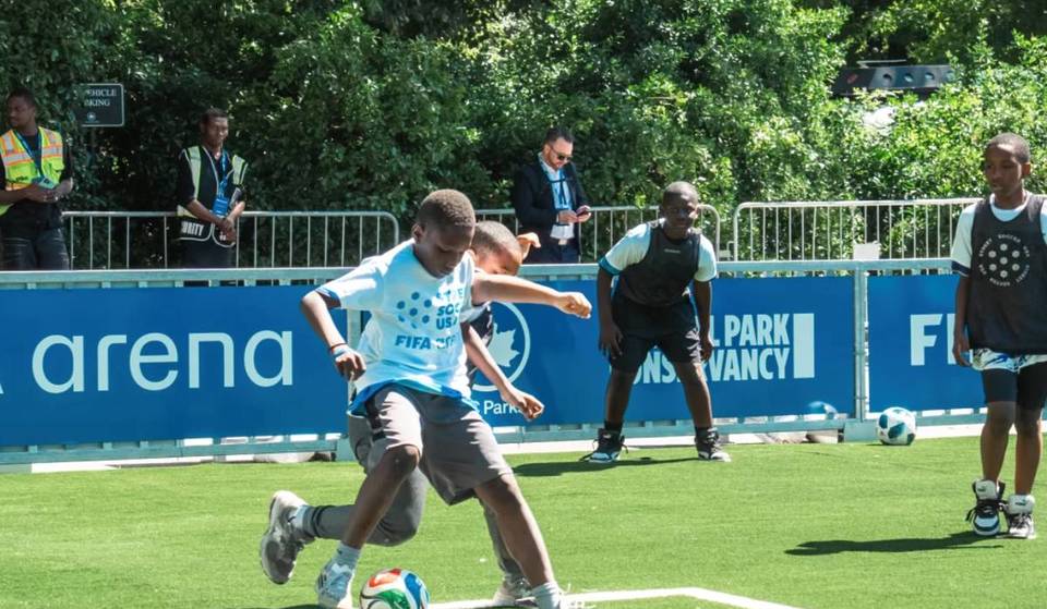 Un campo da calcio FIFA gratuito ha appena aperto a Central Park, e chiunque potrà giocarci quest’estate