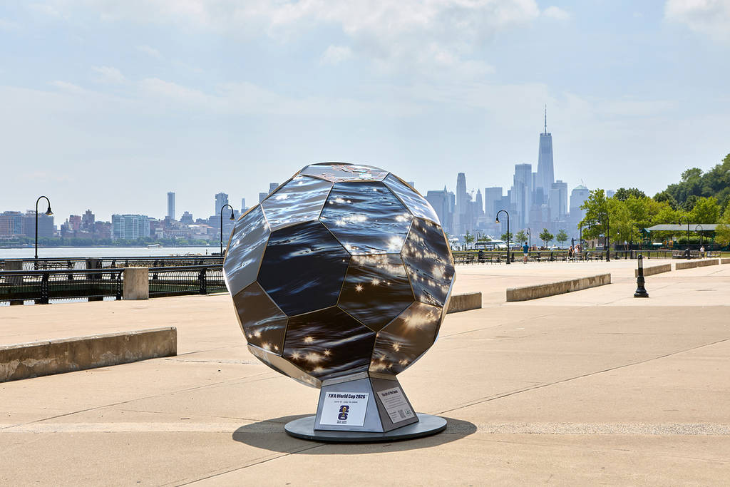 Quest’estate 23 sculture di calcio su larga scala invaderanno tutti e cinque i distretti e il New Jersey, con opere di artisti come Futura 2000