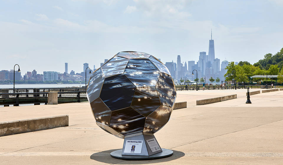 23 grootschalige voetbalsculpturen veroveren deze zomer alle vijf de stadsdelen en New Jersey — met werken van kunstenaars als Futura 2000