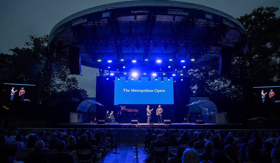 Seis parques de Nova York vão oferecer espetáculos noturnos gratuitos da Metropolitan Opera neste mês de junho — e você só precisa de uma toalha de piquenique para garantir um lugar na grama